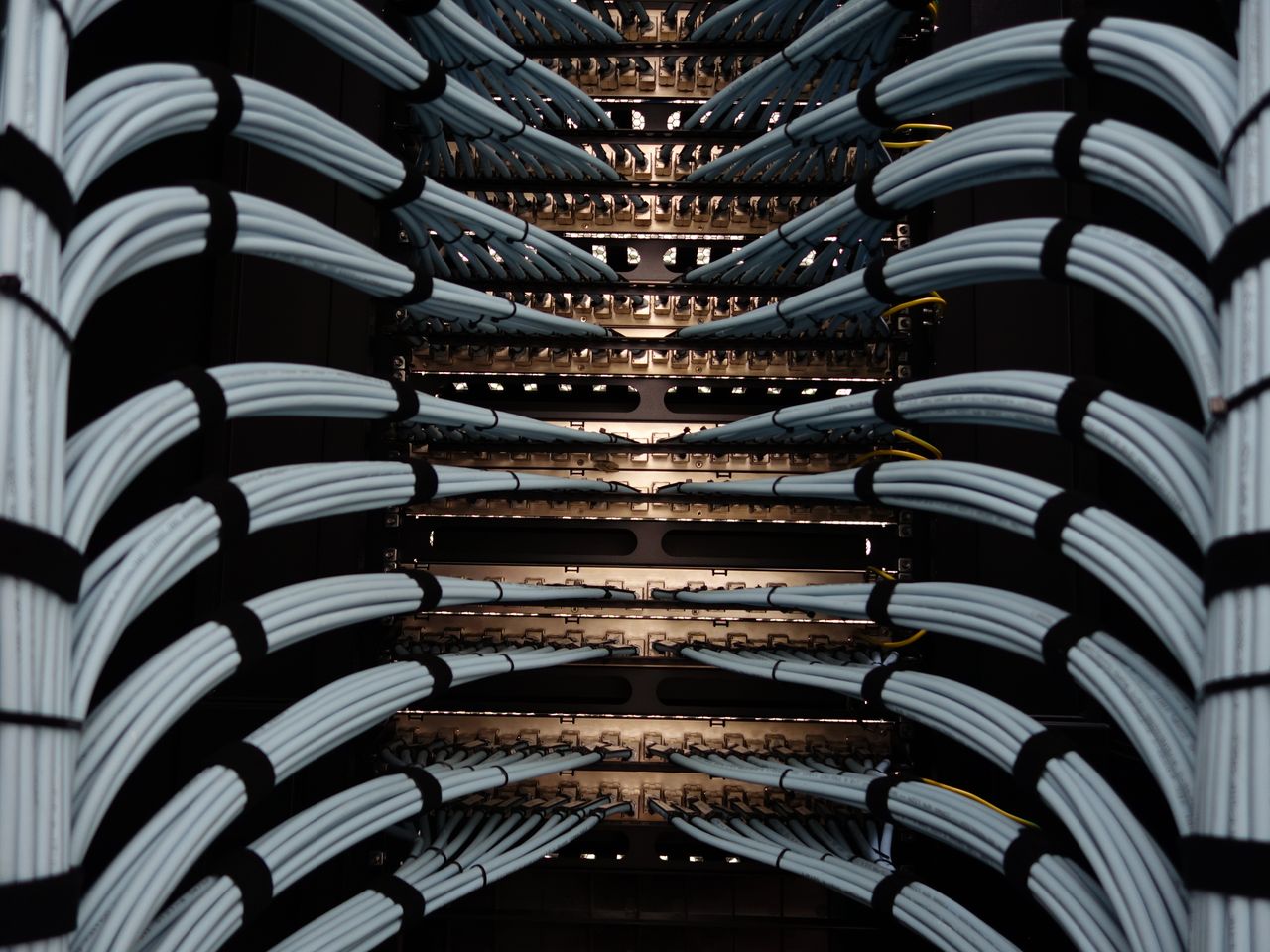 CCTV Kamera ve Kartlı Geçiş Sistemleri: Tesisinizdeki Güvenliği Profesyonelce Yönetin Organized network server cables for efficient data management.
