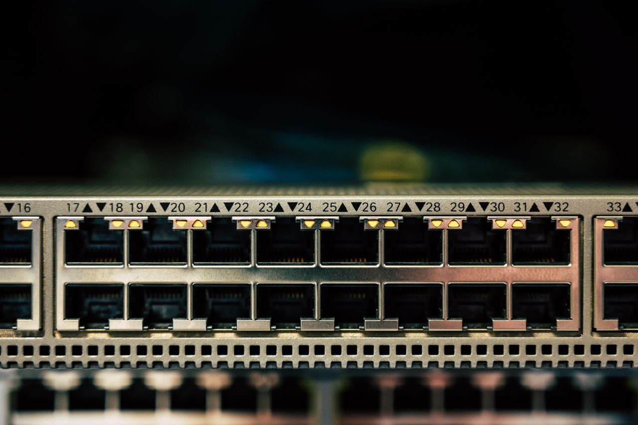 Fluke Sertifikasyon Testi Nedir, Neden Yaptırmalısınız? Detailed view of a network switch featuring multiple ethernet ports and LED indicators.